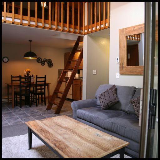 Loge Alta Crystal Hotel Enumclaw Exterior photo